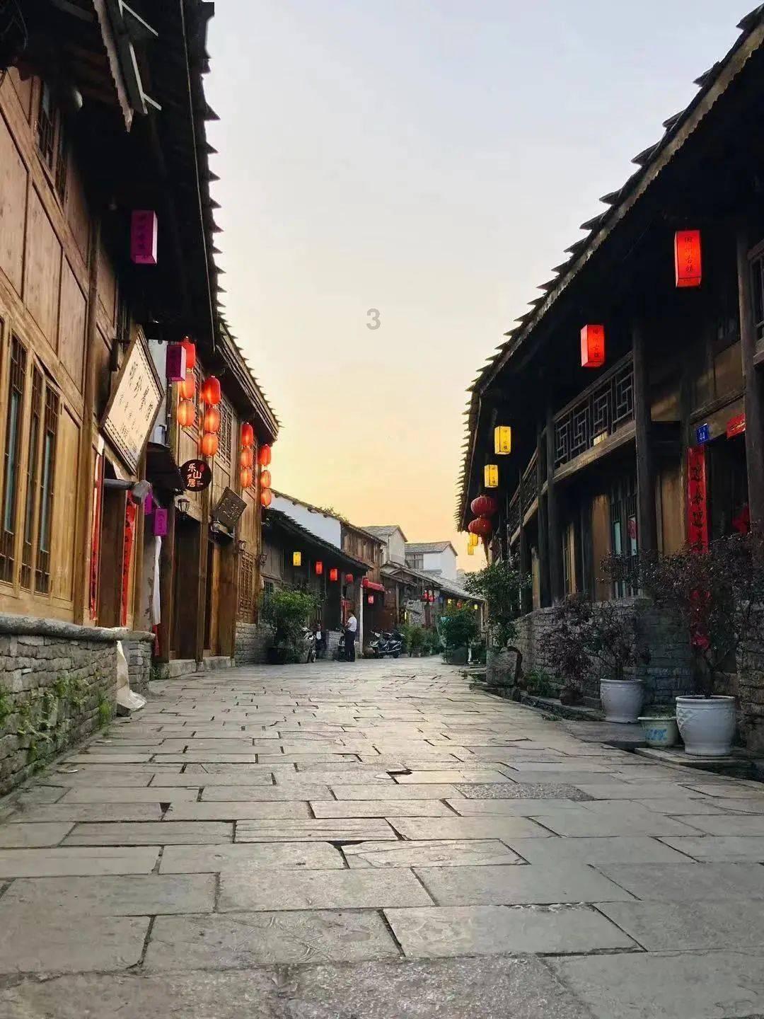 唐山黑恶势力“烧烤霸王”被绳之以法,其保护伞马爱军受贿徇私,一审被判12年